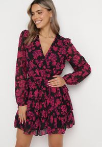 Born2be - Różowa Rozkloszowana Mini Sukienka w Kwiaty z Trójkątnym Dekoltem i Falbankami Cehamla. Typ kołnierza: kołnierz z falbankami. Kolor: różowy. Materiał: materiał. Wzór: kwiaty. Typ sukienki: kopertowe. Długość: mini #1