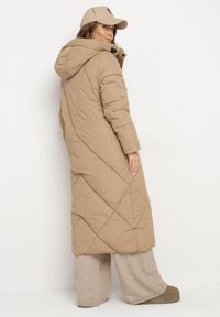 Born2be - Ciemnobeżowa Pikowana Kurtka o Długim Pudełkowym Kroju z Kapturem i Kieszeniami Attesina. Okazja: na co dzień. Typ kołnierza: kaptur. Kolor: beżowy. Materiał: wełna, jeans. Długość: długie. Sezon: zima. Styl: klasyczny, casual, elegancki #3