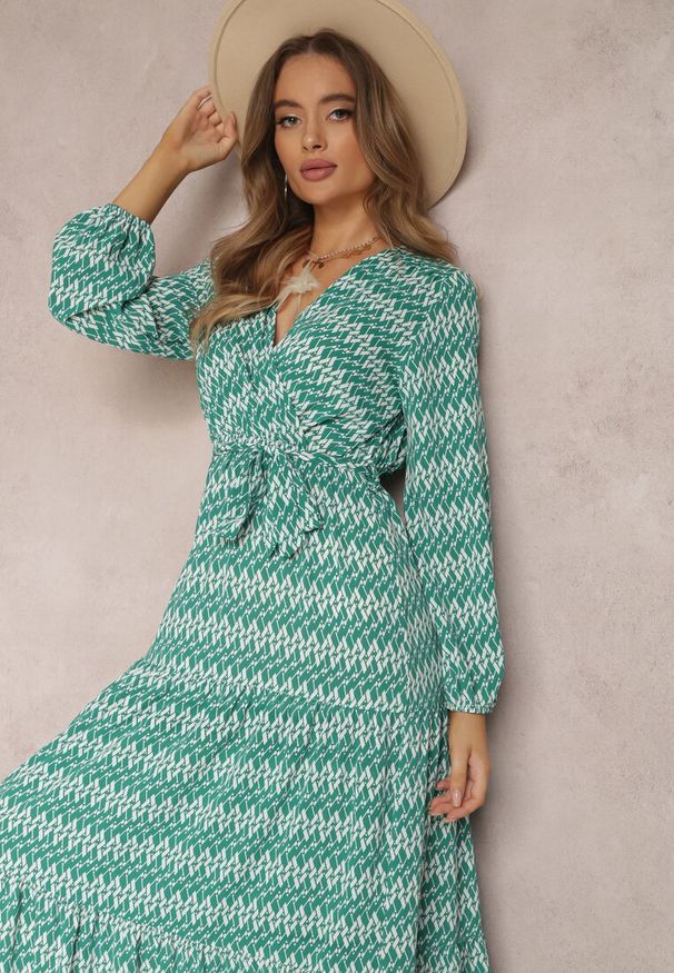 Renee - Zielona Sukienka Rozkloszowana z Gumką w Pasie Kefem. Kolor: zielony. Materiał: tkanina, materiał. Długość rękawa: długi rękaw. Typ sukienki: kopertowe. Styl: boho. Długość: maxi