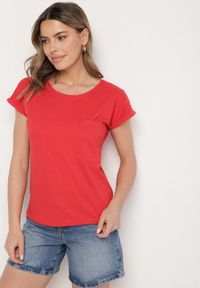 Born2be - Czerwony T-shirt z Bawełny Ozdobiony Kieszonką Ziarene. Okazja: na co dzień. Kolor: czerwony. Materiał: bawełna. Wzór: aplikacja. Styl: sportowy, casual