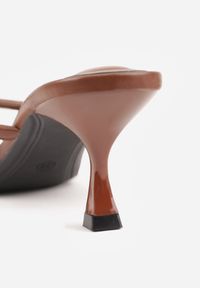 Born2be - Brązowe Klapki Japonki na Obcasie Typu Kaczuszka Livnara. Okazja: na co dzień. Kolor: brązowy. Materiał: len. Obcas: na obcasie. Styl: casual, elegancki. Wysokość obcasa: średni #5