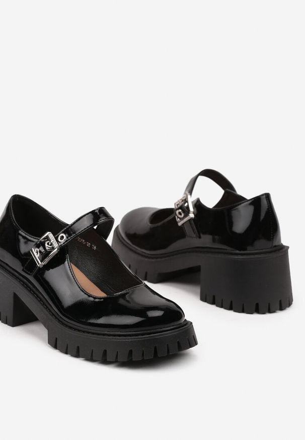 Born2be - Czarne Lakierowane Półbuty na Obcasie i Platformie z Tłoczeniem w Stylu Mary Jane Evalda. Okazja: do pracy. Zapięcie: sprzączka. Kolor: czarny. Materiał: lakier. Sezon: wiosna, lato. Obcas: na obcasie. Styl: retro. Wysokość obcasa: średni