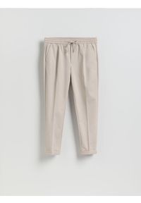 Reserved - Spodnie regular z włóknem bambusowym - beżowy. Kolor: beżowy. Materiał: włókno