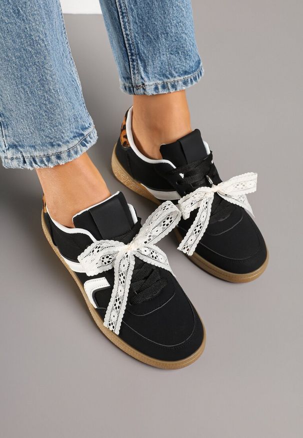 Renee - Czarne Sneakersy Typu Kultowe Tenisówki z Ozdobną Odpinaną Kokardą Korilinda. Okazja: na co dzień, na imprezę. Kolor: czarny. Materiał: jeans