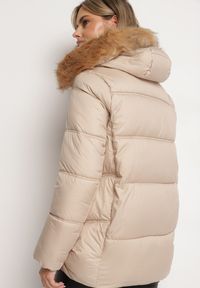 Born2be - Jasnobeżowa Pikowana Kurtka Zimowa z Kieszeniami i Kapturem z Odpinanym Kołnierzem Ilisha. Okazja: na co dzień, na spacer. Kolor: beżowy. Materiał: dzianina, wełna, jeans, futro. Sezon: zima. Styl: casual, elegancki #7
