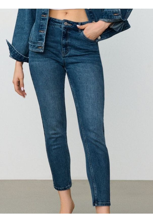 Sinsay - Spodnie jeansowe mom fit - niebieski. Kolor: niebieski
