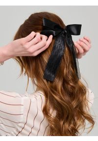 Sinsay - Spinka do włosów w kształcie kokardy - czarny. Kolor: czarny #1