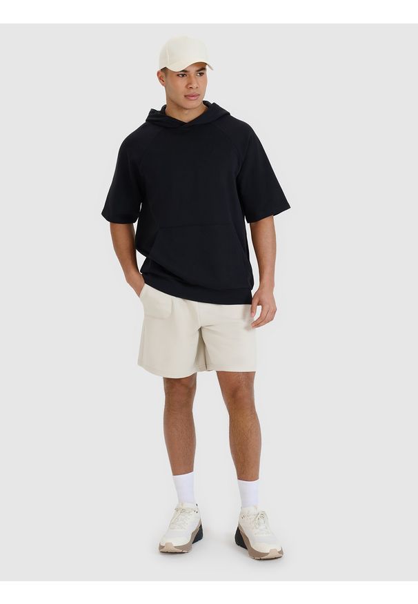 4f - 4F Bluza dresowa z krótkim rękawem z kapturem męska - czarna 3XL. Okazja: na co dzień. Typ kołnierza: kaptur. Kolor: czarny. Materiał: dresówka. Długość rękawa: krótki rękaw. Długość: krótkie. Wzór: gładki, ze splotem. Styl: sportowy, casual