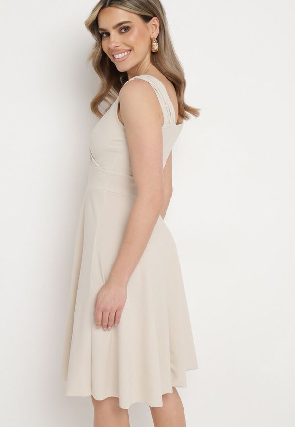 Born2be - Beżowa Koktajlowa Sukienka na Ramiączkach z Kopertowym Dekoltem i Falbanką Omemia. Kolor: beżowy. Długość rękawa: na ramiączkach. Typ sukienki: kopertowe. Styl: wizytowy