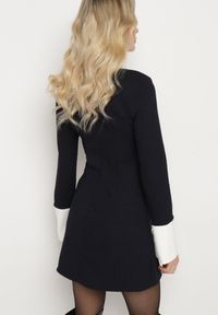 Born2be - Czarna Sukienka z Usztywnioną Linią Ramion z Guzikami Sewiana. Kolor: czarny. Materiał: skóra #7