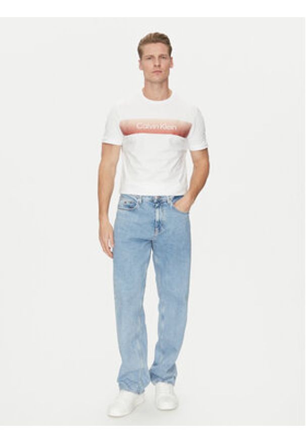 Calvin Klein T-Shirt Linear Ombre K10K114163 Biały Regular Fit. Kolor: biały. Materiał: bawełna