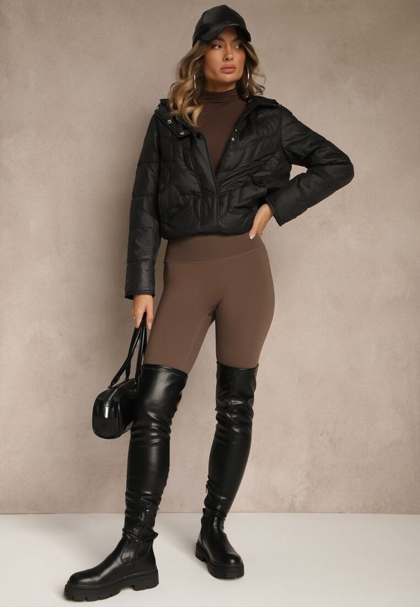 Renee - Czarna Kurtka Przejściowa z Kapturem w Oryginalne Pikowane Przeszycia Arivitta. Okazja: na spacer. Typ kołnierza: kaptur. Kolor: czarny. Materiał: jeans, poliester