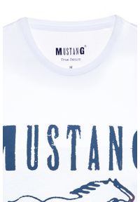 Mustang - MUSTANG T SHIRT BASIC PRINT TEE GENERAL WHITE 1008372 2045. Typ kołnierza: kaptur. Materiał: bawełna, jeans, skóra, dzianina. Długość rękawa: krótki rękaw. Długość: krótkie. Wzór: nadruk. Sezon: jesień, lato, zima. Styl: sportowy, klasyczny #4