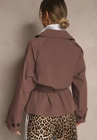 Renee - Jasnobrązowy Dwurzędowa Kurtka w Stylu Trencza o Krótkim Kroju z Paskiem Stellis. Kolor: brązowy. Materiał: tkanina. Długość: krótkie #3