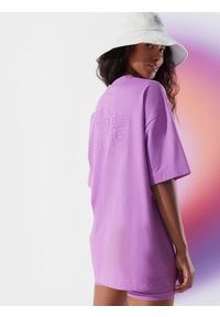 4f - T-shirt oversize z bawełny organicznej damski 4F x Anna Lewandowska. Okazja: na co dzień. Kolor: fioletowy. Materiał: bawełna. Długość rękawa: krótki rękaw. Wzór: nadruk. Styl: casual, sportowy