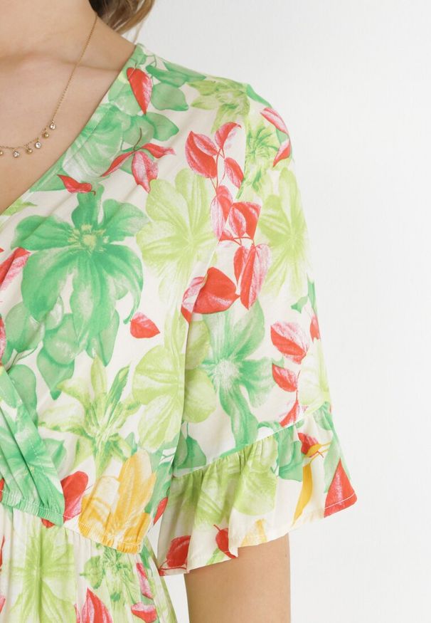 Born2be - Jasnozielona Wiskozowa Sukienka Mini z Gumką w Pasie i Falbanką przy Rękawie Ishana. Okazja: na co dzień. Typ kołnierza: kołnierz z falbankami, dekolt w kształcie V. Kolor: zielony. Materiał: wiskoza. Wzór: kwiaty. Typ sukienki: rozkloszowane, proste. Styl: casual. Długość: mini