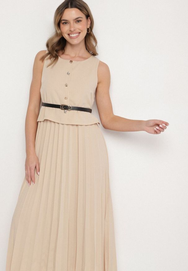 Born2be - Ciemnobeżowa Sukienka Bez Rękawów z Plisami i Paskiem z Klamrą Iffale. Okazja: na spacer, na co dzień. Kolor: beżowy. Długość rękawa: bez rękawów. Styl: casual, klasyczny