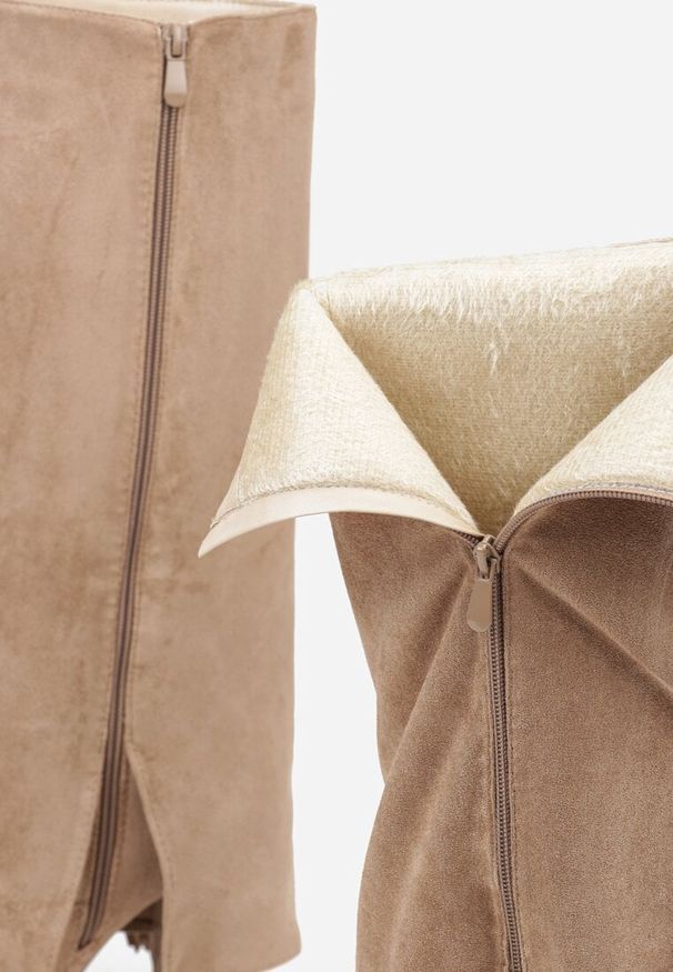 Renee - Ciemnobeżowe Kozaki na Słupkowym Obcasie z Cholewką Imitującą Nogawkę z Frędzlami Linafela. Kolor: beżowy. Materiał: koronka, zamsz. Szerokość cholewki: normalna. Obcas: na obcasie. Styl: elegancki. Wysokość obcasa: średni