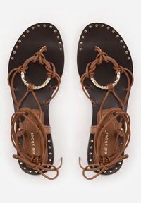 Born2be - Brązowe Wiązane Sandały Rzymianki o Fasonie Japonek z Metaliczną Ozdobą Cricketgrass. Okazja: na co dzień. Kolor: brązowy. Materiał: jeans, len, koronka. Wzór: aplikacja. Sezon: lato. Styl: boho, wizytowy, wakacyjny, casual, elegancki #7
