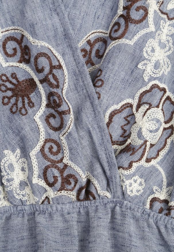 Born2be - Niebieska Kopertowa Sukienka z Wiskozy Zdobiona Haftem i Wiązanym Paskiem Tasenea. Okazja: na co dzień. Kolekcja: plus size. Kolor: niebieski. Materiał: wiskoza. Wzór: aplikacja, haft. Sezon: lato. Typ sukienki: kopertowe. Styl: elegancki, casual, boho