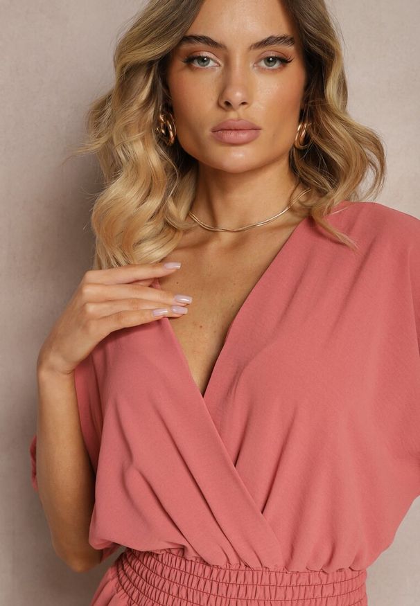 Renee - Ciemnoróżowy Taliowany Kombinezon z Zakładkowym Dekoltem i Gumką w Pasie Vimalynna. Okazja: na co dzień. Kolor: różowy. Styl: klasyczny, elegancki, casual