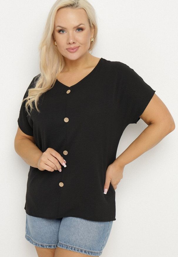 Born2be - Czarna Bluzka Ozdobiona Guziczkami z Przodu Mepiana. Okazja: na co dzień. Kolor: czarny. Materiał: jeans. Długość rękawa: krótki rękaw. Długość: krótkie. Wzór: aplikacja. Styl: klasyczny, elegancki, casual