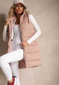 Renee - Różowa Kamizelka Pikowana z Kapturem Ozdobiona Sznurkami Eleandra. Okazja: na co dzień. Typ kołnierza: kaptur. Kolor: różowy. Materiał: jeans. Wzór: aplikacja. Styl: klasyczny, casual, elegancki