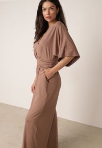 Born2be - Elegancki Kombinezon Nietoperzowy z Wiskozą z Marszczeniem w Talii Wentina. Kolor: brązowy. Materiał: wiskoza. Styl: elegancki #4
