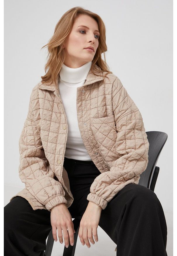 Answear Lab Kurtka damska kolor beżowy oversize. Kolor: beżowy. Materiał: materiał. Wzór: gładki. Styl: wakacyjny