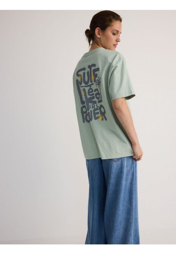 Reserved - T-shirt oversize z nadrukiem - jasnozielony. Kolor: zielony. Materiał: bawełna, dzianina. Wzór: nadruk