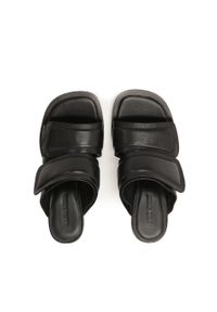 Kazar - Klapki na ścinanym obcasie z dwoma szerokimi paskami. Kolor: czarny. Materiał: skóra. Wzór: paski. Obcas: na obcasie. Styl: wizytowy, klasyczny. Wysokość obcasa: średni #5