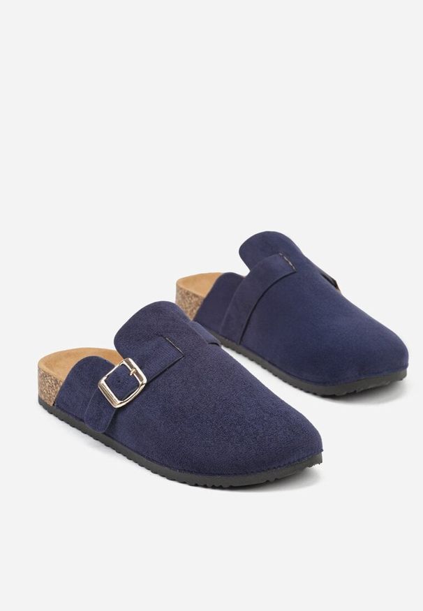 Renee - Granatowe Klapki Ozdobione Klamrą na Pasku Zelevelis. Okazja: na co dzień. Kolor: niebieski. Materiał: jeans. Wzór: aplikacja. Obcas: na obcasie. Styl: casual, elegancki. Wysokość obcasa: niski