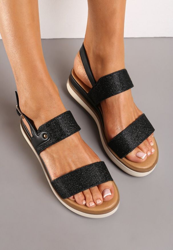 Renee - Czarne Brokatowe Płaskie Sandały Zapinane Wokół Kostki na Sprzączkę Bellisara. Okazja: na co dzień. Zapięcie: sprzączka. Kolor: czarny. Wzór: aplikacja. Obcas: na płaskiej podeszwie. Styl: elegancki, casual