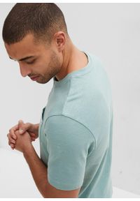 bonprix - Shirt z dekoltem henley i krótkim rękawem, w wygodnym fasonie, z czystej bawełny. Typ kołnierza: typu henley. Kolor: zielony. Materiał: bawełna. Długość rękawa: krótki rękaw. Długość: krótkie. Wzór: aplikacja