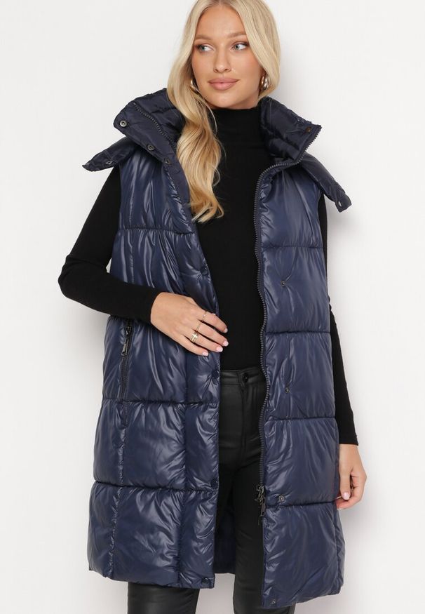 Born2be - Granatowa Kamizelka o Długim Pikowanym Fasonie z Odpinanym Kapturem Glonte. Okazja: na co dzień. Kolor: niebieski. Materiał: tkanina, materiał. Długość: długie. Styl: casual, klasyczny