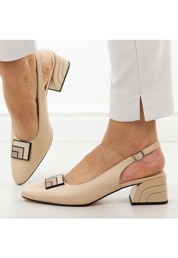 Beżowe skórzane sandały damskie DiA 3129. Okazja: do pracy. Kolor: beżowy. Szerokość cholewki: normalna. Wzór: geometria, aplikacja. Materiał: skóra. Sezon: wiosna, lato. Obcas: na obcasie. Styl: klasyczny, elegancki. Wysokość obcasa: średni