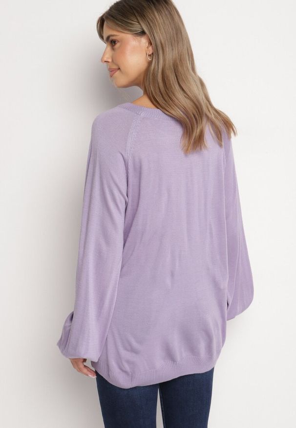 Born2be - Fioletowy Sweter o Kroju Oversize z Szerokimi Ściągaczami Nittia. Okazja: do pracy. Kolor: fioletowy. Styl: elegancki
