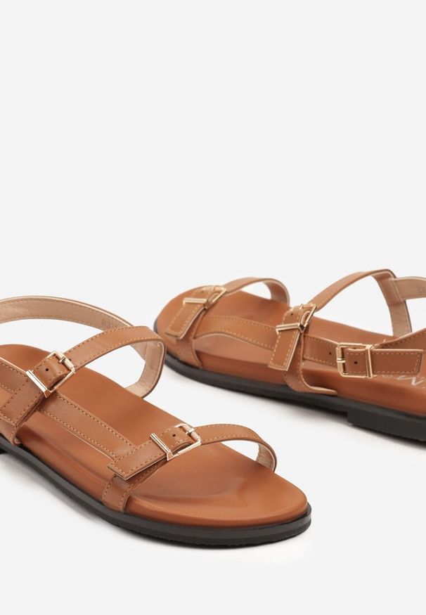 Renee - Brązowe Płaskie Sandały Ozdobione Klamrami Ilanelia. Okazja: na co dzień. Zapięcie: klamry. Kolor: brązowy. Wzór: aplikacja. Styl: elegancki, casual