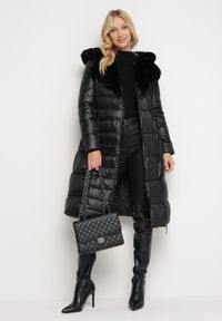 Born2be - Czarna Pikowana Kurtka za Kolano z Ozdobnym Futerkiem Velveti. Kolor: czarny. Materiał: futro. Wzór: aplikacja #4