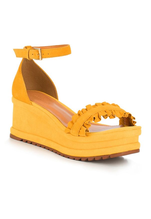 Wittchen - Damskie sandały z zamszu z marszczeniem. Zapięcie: pasek. Kolor: żółty. Materiał: zamsz, skóra. Sezon: lato. Obcas: na koturnie