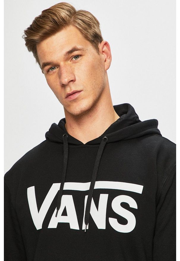 Vans - Bluza. Okazja: na co dzień. Typ kołnierza: kaptur. Kolor: czarny. Materiał: dzianina. Wzór: nadruk. Styl: casual