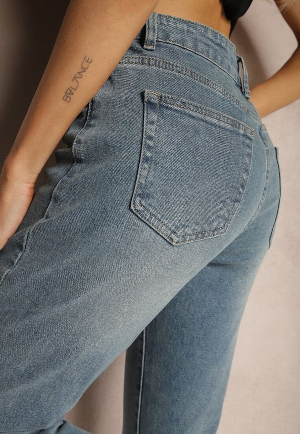 Renee - Jasnoniebieskie Bawełniane Jeansy High Waist Irillis. Okazja: na co dzień. Stan: podwyższony. Kolor: niebieski. Wzór: aplikacja. Styl: wizytowy, klasyczny, elegancki, casual