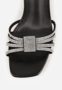 Renee - Czarne Sandały Ozdobione Paskami z Cyrkoniami i Kwadratowym Obcasie Zitalia. Okazja: na co dzień. Zapięcie: pasek. Kolor: czarny. Materiał: jeans. Wzór: aplikacja. Obcas: na obcasie. Styl: casual. Wysokość obcasa: średni #4