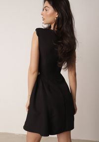 Born2be - Czarna Elegancka Sukienka Bez Rękawów Zdobiona Przypinkami w Talii Rhaegina. Okazja: na co dzień. Kolor: czarny. Długość rękawa: bez rękawów. Wzór: aplikacja. Typ sukienki: rozkloszowane, proste. Styl: elegancki #6