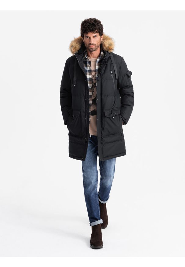 Ombre Clothing - Długa ciepła kurtka męska typu parka z kapturem – czarna V2. Typ kołnierza: kaptur. Kolor: czarny. Materiał: poliester, tkanina, materiał, futro, syntetyk. Długość: długie. Wzór: aplikacja, ze splotem, paski. Styl: elegancki