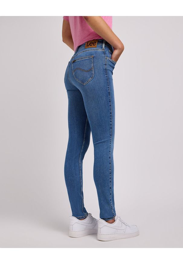 Lee - LEE DAMSKIE SPODNIE JEANSOWE FOREVERFIT INDIGO SPRINGS 112348936 L32S007972