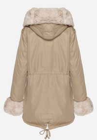 Born2be - Beżowa Kurtka Parka z Kapturem i Odpinanymi Futerkowymi Wstawkami Ściągana w Pasie Savanella. Okazja: na co dzień. Typ kołnierza: kaptur. Kolekcja: plus size. Kolor: beżowy. Materiał: jeans, dzianina. Styl: klasyczny, casual #3