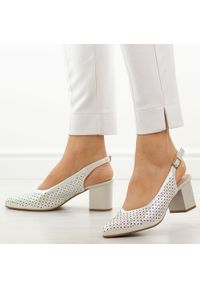 Srebrne skórzane ażurowe czółenka damskie Jezzi 2263A-5. Okazja: na co dzień, na imprezę. Kolor: srebrny. Materiał: skóra. Szerokość cholewki: normalna. Wzór: ażurowy. Sezon: wiosna, lato. Obcas: na słupku. Styl: casual, elegancki, klasyczny, wizytowy #1