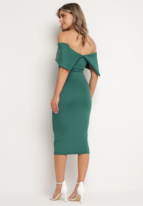 Born2be - Zielona Klasyczna Dopasowana Sukienka z Wywiniętym Dekoltem Luvlia. Okazja: na spacer, na randkę. Kolor: zielony. Materiał: tkanina. Wzór: gładki. Typ sukienki: proste. Styl: klasyczny
