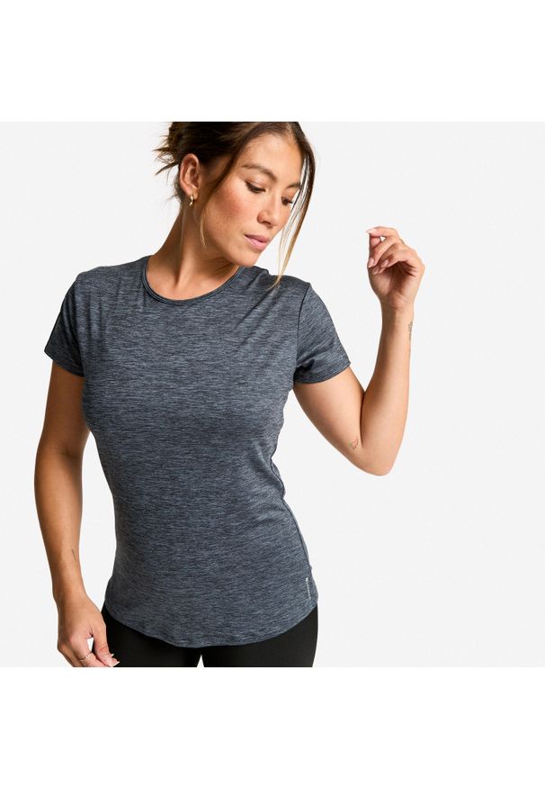 DOMYOS - Koszulka fitness damska Domyos krótki rękaw. Kolor: szary. Materiał: poliester, materiał, elastan. Długość rękawa: krótki rękaw. Długość: krótkie. Sport: fitness